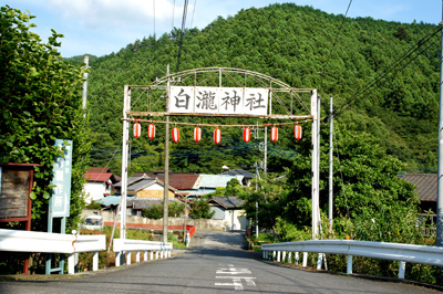県道から神社への入口