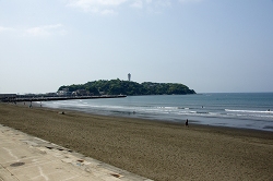 新江ノ島水族館付近から見た江の島