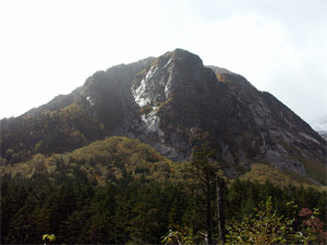 光る屏風岩