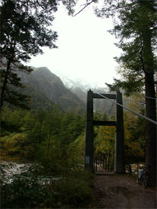 新村橋と雪山