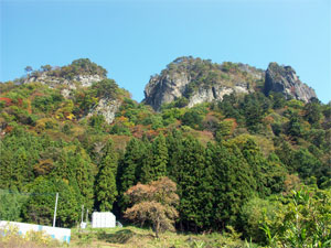 登山口手前より見る岩櫃山南壁