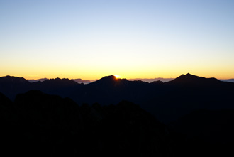 五龍岳から昇る朝日