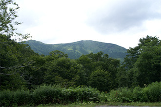 鳩待峠から見える至仏山