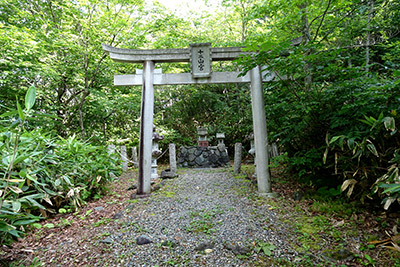 湿原入口の十二山宮