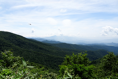 霞んで見える赤城山